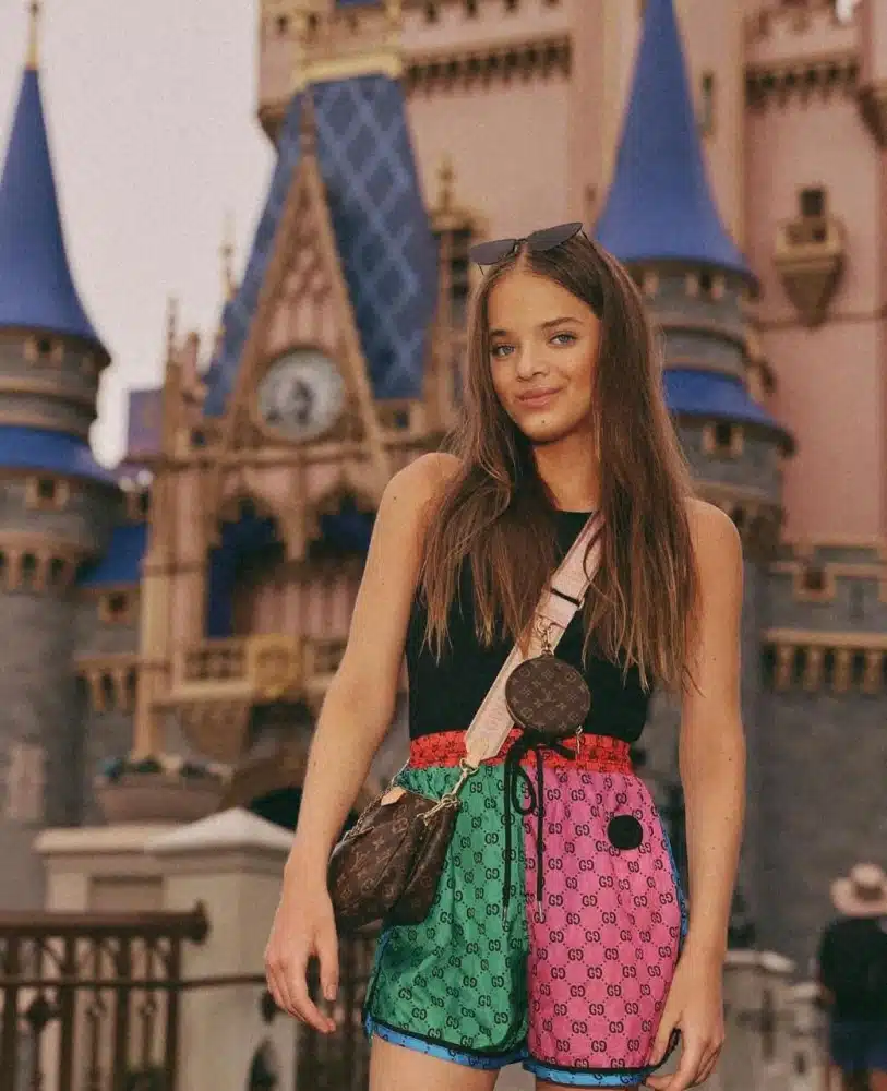 Rafaella Justus exibe look grifado, em passeio na Disney