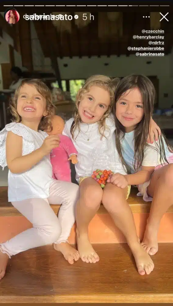 Zoe, filha de Sabrina Sato e Duda Nagle, com as amigas, enquanto a mãe viaja 