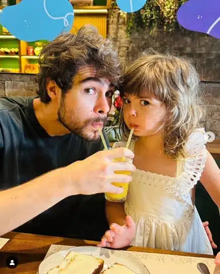 Filha de Tatá Werneck e Rafael Vitti surge em foto fofa tomando suco com o pai e impressiona 