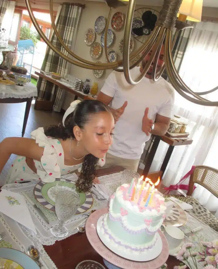 Ysis, filha de Thyane e Wesley Sadadão, apaga as velinhas de sua festa de 10 anos