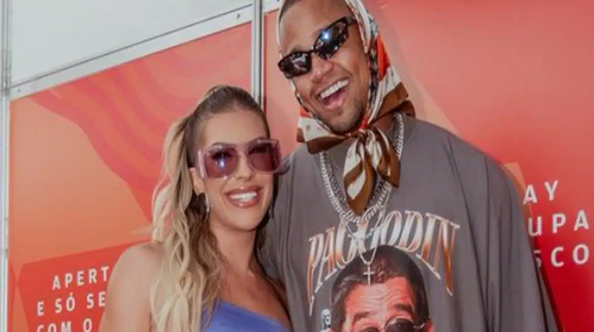 Léo Santana encanta público ao trazer filha e esposa ao palco durante show