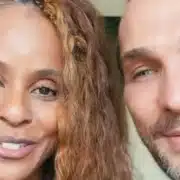 Aline Wirley e Igor Rickli mostram o filho adotivo fazendo dever de casa