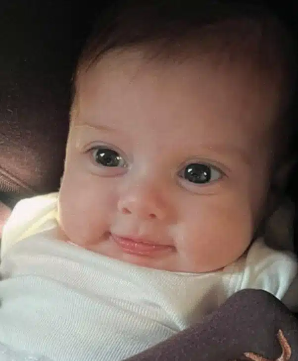 Amanda Kimberlly mostrando o rosto de sua filha