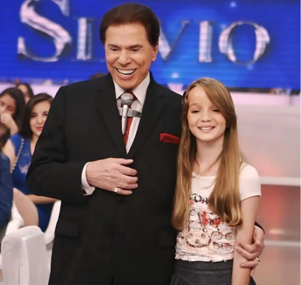 Anna Livya Padilha com Silvio Santos na estreia das pegadinhas com a Menina Fantasma