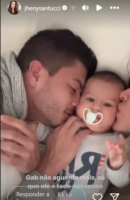 Arthur Aguiar e Jheny Santucci juntos com o seu filho