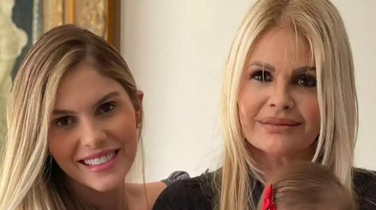 Bárbara Evans posa com seus filhos e desabafa sobre sua mãe