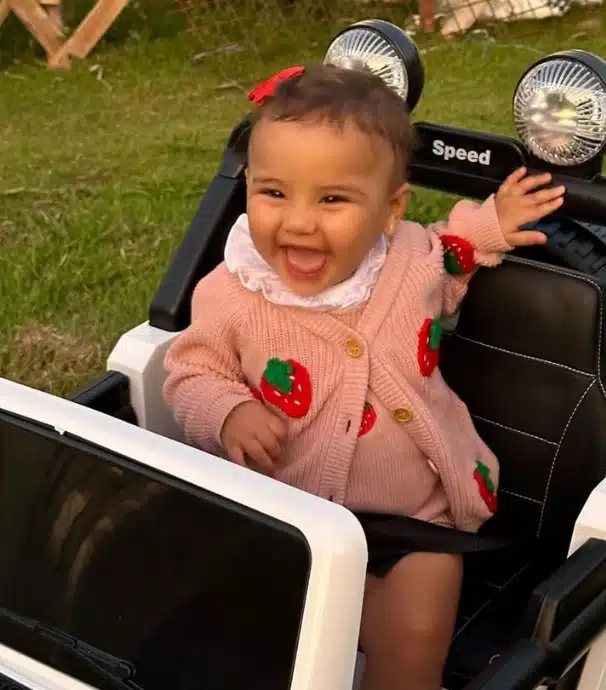 Bruna Biancardi mostrando sua filha Mavie com luxuoso presente