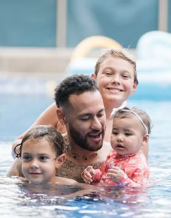 Neymar Jr junto com os filhos de Carol Dantas e a bebê Mavie