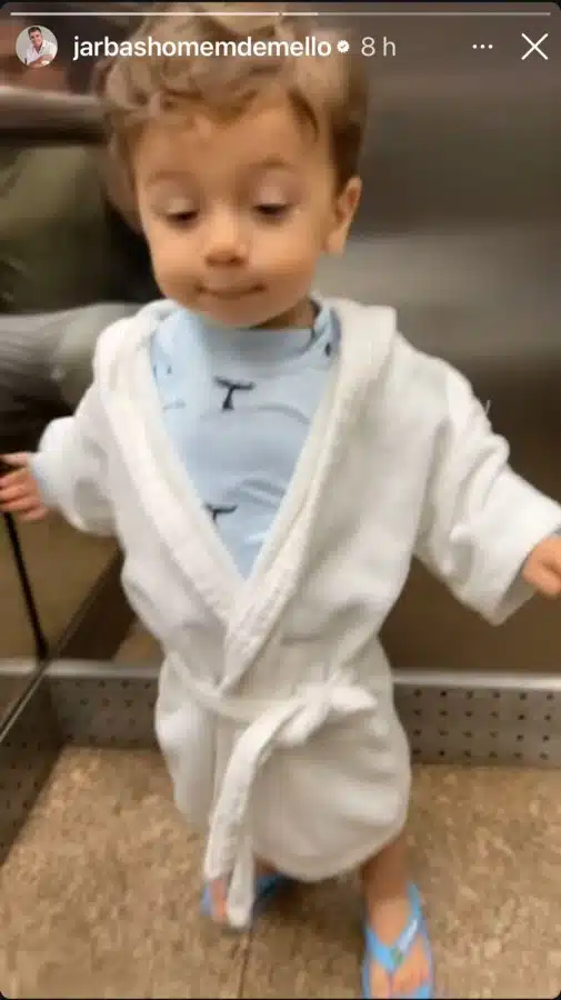 Luca, filho de Claudia Raia e Jarbas, indo para natação