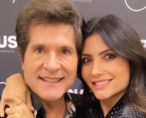 Daniel anuncia fim de ciclo e Aline posa em viagem com a filha