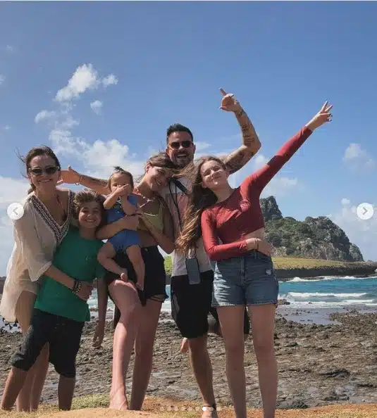 Paulinho Vilhena posa com sua bebê e os filhos de Fernanda Rodrigues em Fernando de Noronha e impressiona 