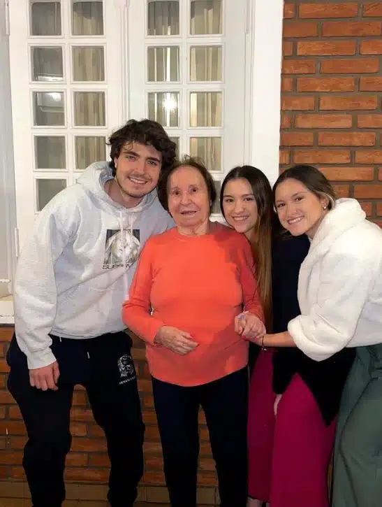 Filhos de Gugu juntos com a avó paterna