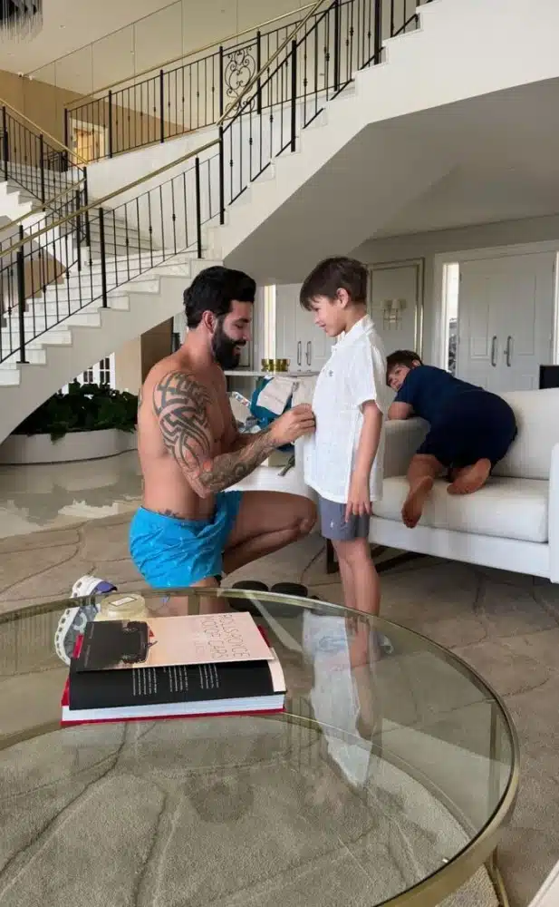 Gusttavo Lima com os filhos na sala da mansão