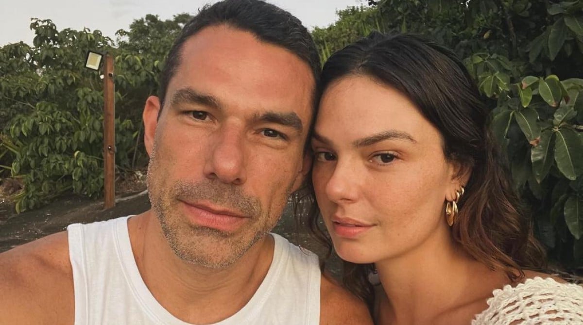 Isis Valverde, noiva de Marcus Buaiz, posa com filho e fala de nova gravidez