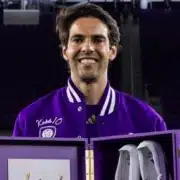 O jogador Kaká ganha homenagem de time americano e mostra a família