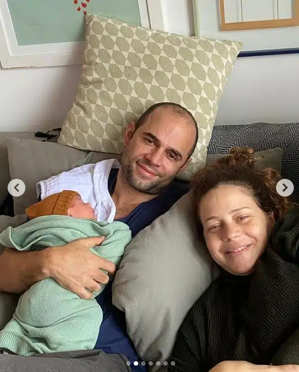 Leandra Leal com seu marido e o filho que acaba de nascer