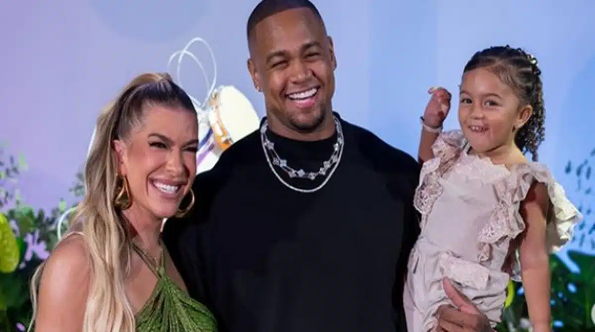 Lorena Improta surge em reencontro com sua filha com Léo Santana após cirurgia e encanta