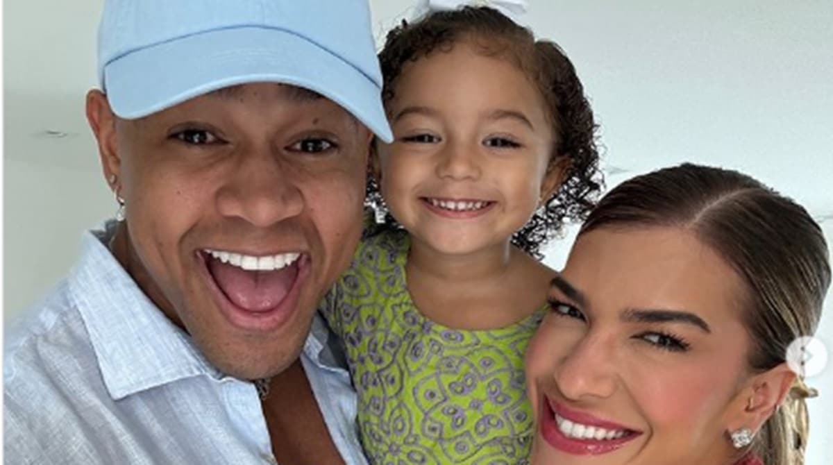 Lorena Improta posa com sua filha com Léo Santana na primeira classe e surpreende