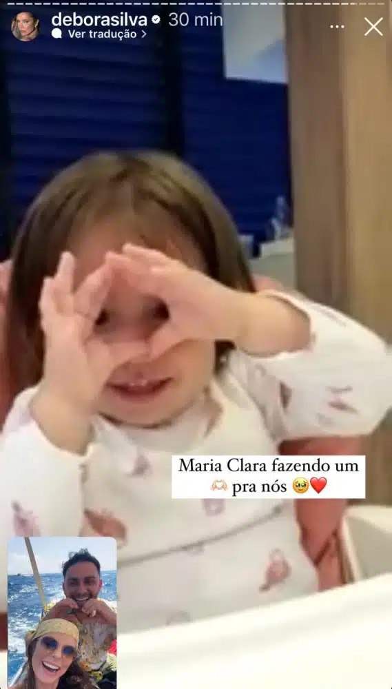 Maria Clara, bebê de Débora e Mano Walter, em uma vídeochamada com os pais