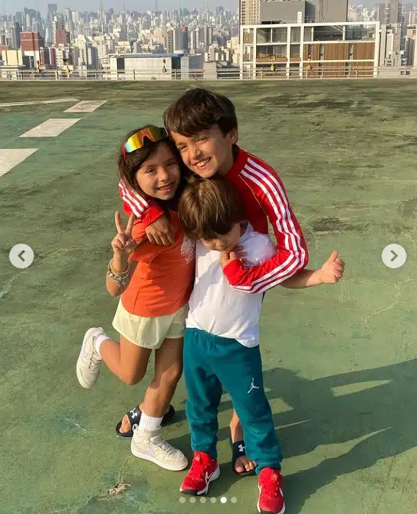 Filhos da apresentadora Patrícia Abravanel, os pequenos Pedro, Jane e Senor