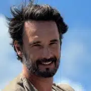 Rodrigo Santoro encanta ao surgir com sua filha e revela detalhes da rotina com sua bebê recém-nascida e impressiona