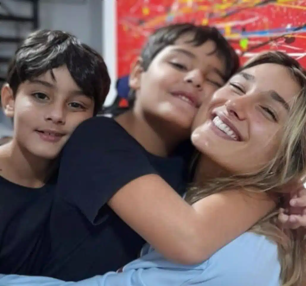 Sasha posa com os irmãos mais novos