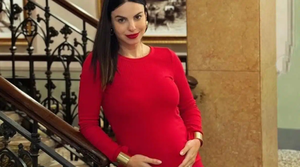 Sthefany Brito mostrou ensaio com seu primogênito ainda bebê