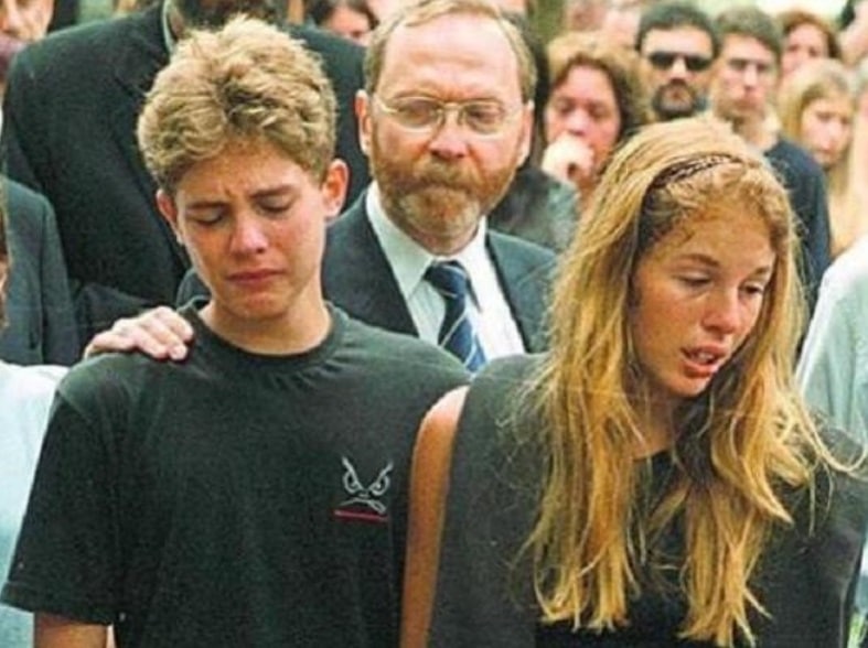 Suzane Von Richthofen com o irmão se despedindo dos pais