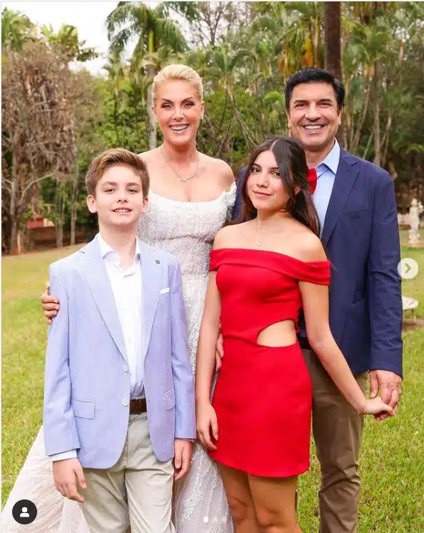 Ana Hickmann posa junto de Edu Guedes, de seu filho Alezinho, e da enteada Maria Eduarda na festa de seu noivado e encanta 