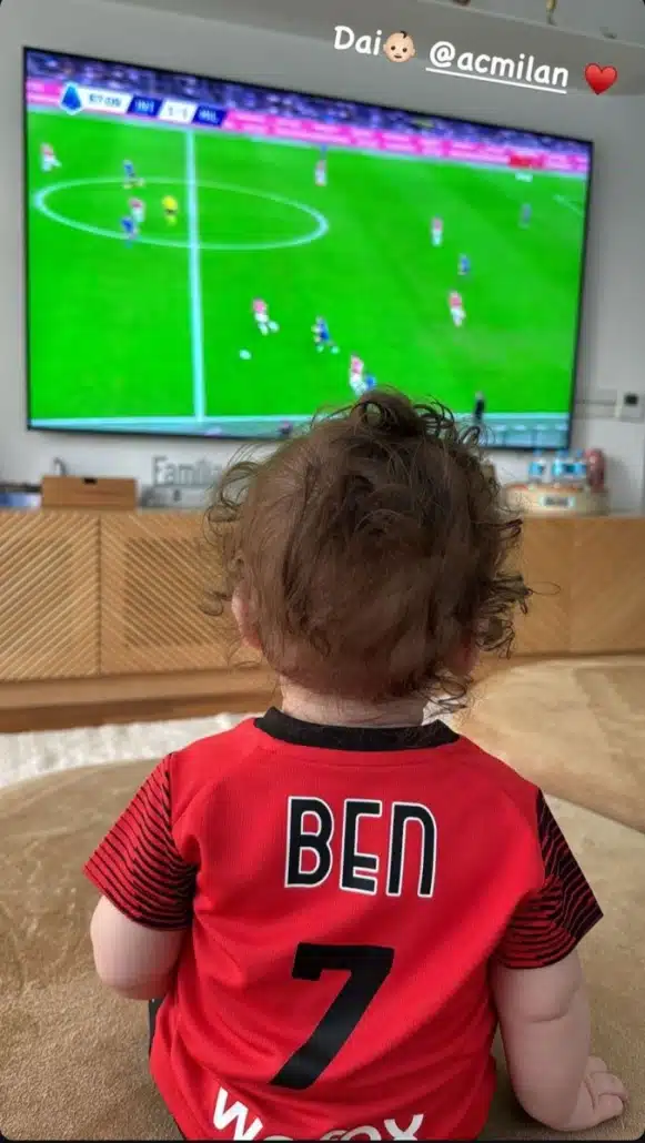 Alexandre Pato revelando o filho com uniforme de futebol