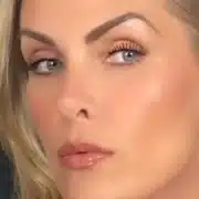 Ana Hickmann posa com filho e surpreende ao mostrar vestido de noiva