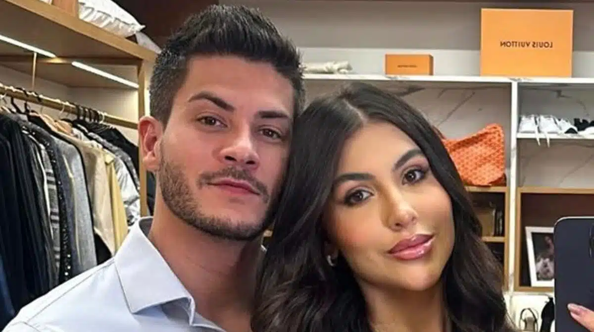 Arthur Aguiar e Jheny Santucci mostram seu filho na TV