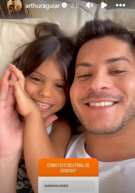 Arthur Aguiar com sua filha com Maíra Cardi, a menina Sophia