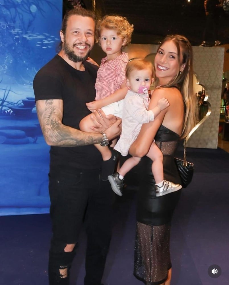 Bruno do KLB com a esposa e os filhos no aniversário das sobrinhas 