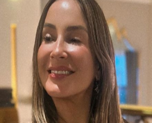 Claudia Leitte posa com sua filha e o marido em jogo de futebol e surpreende