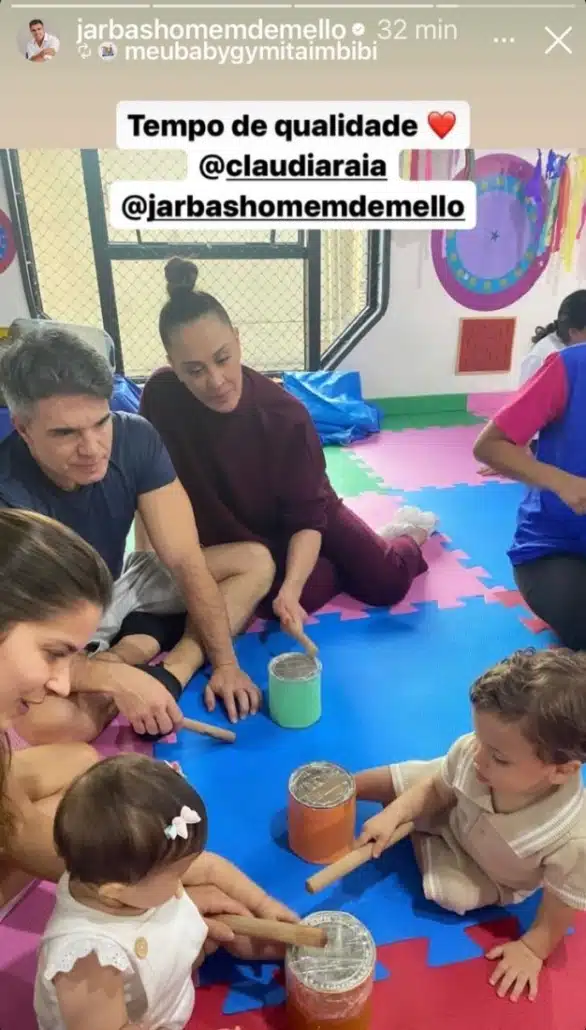 Luca, bebê de Claudia Raia e Jarbas, surge na aulinha de música