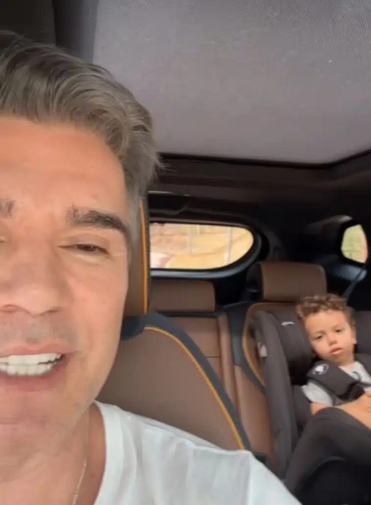 Jarbas posa com seu bebê com Claudia Raia na saída da escolinha