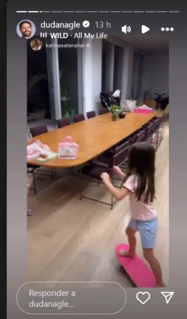 Duda Nagle mostra sua filha Zoe  andando de skate na cobertura de Sabrina