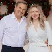 Edson Celulari e Karin mostram sua bebê na casa da serra