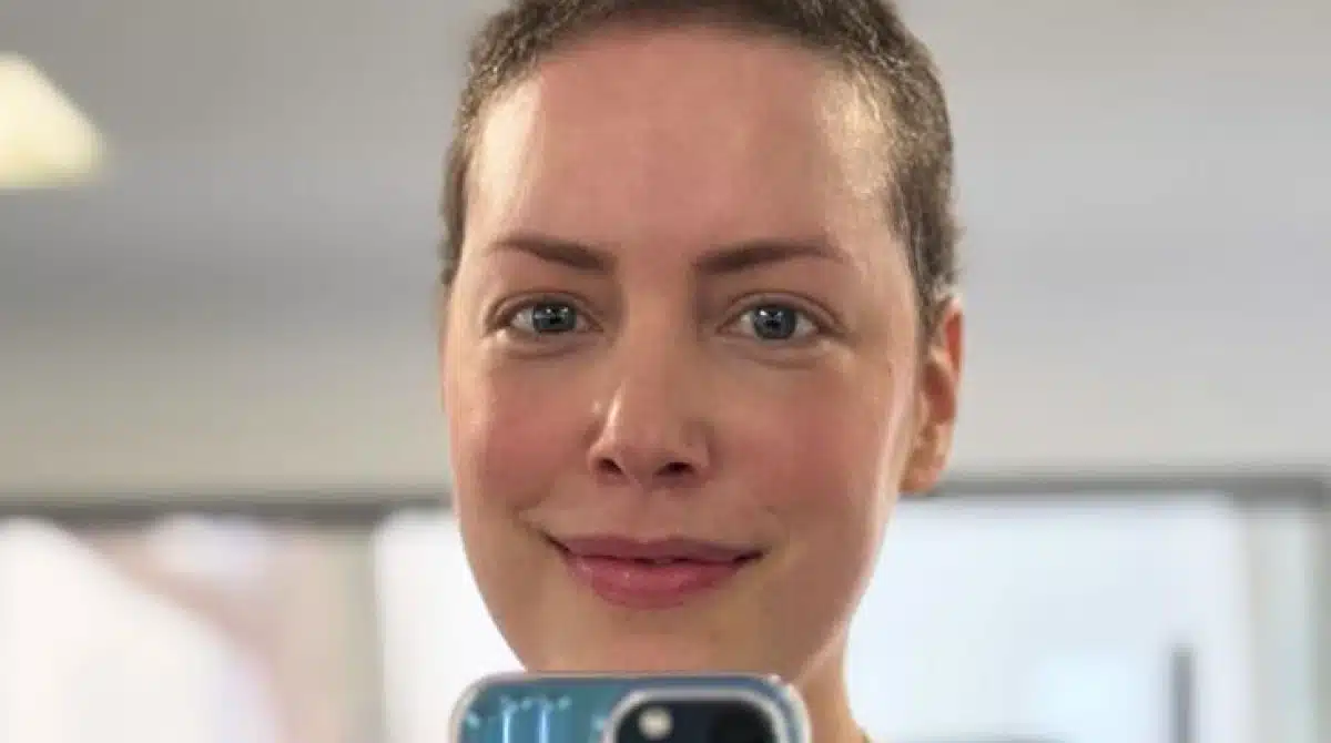 Fabiana Justus mostra seu bebê cortando o cabelo