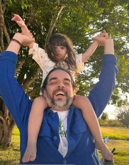 Filha caçula de Fábio Assunção com um amigo de sua mãe