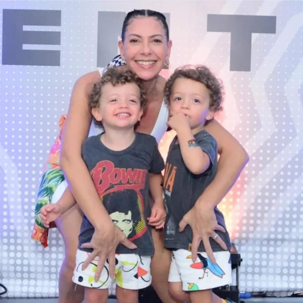 Fabiula posa com seus filhos com Emílio Dantas, no festival