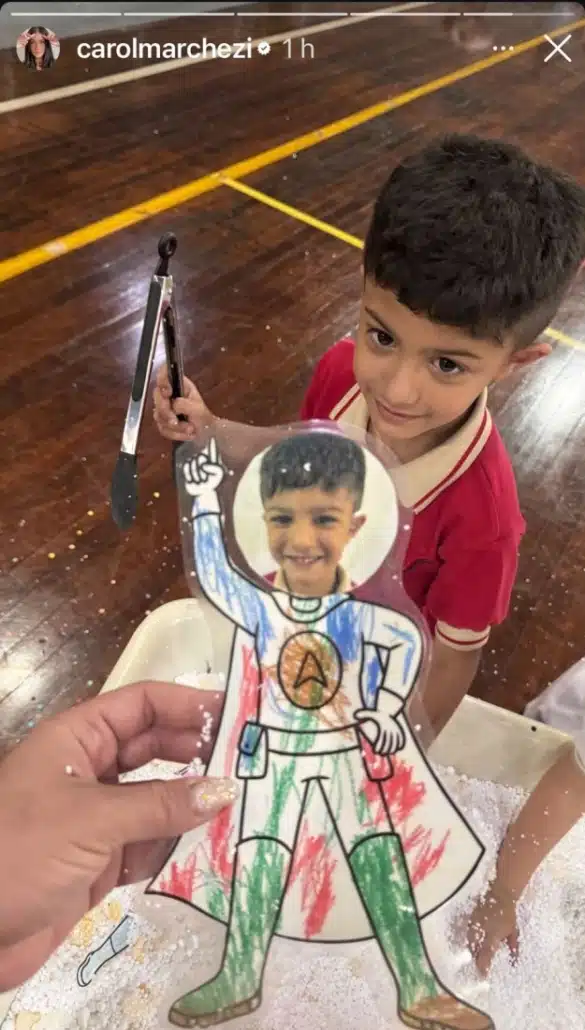 Miguel, filho de Carol e Felipe Araújo, na apresentação da escola