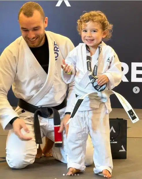 Filho de Thaila Ayala e Renato Góes surge na aula  jiu jitsu e impressiona 