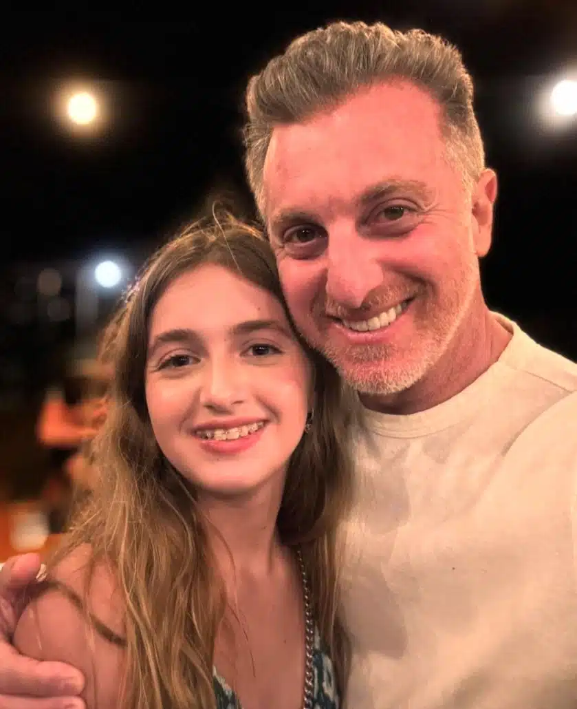 Luciano Huck posa com sua filha e impressiona