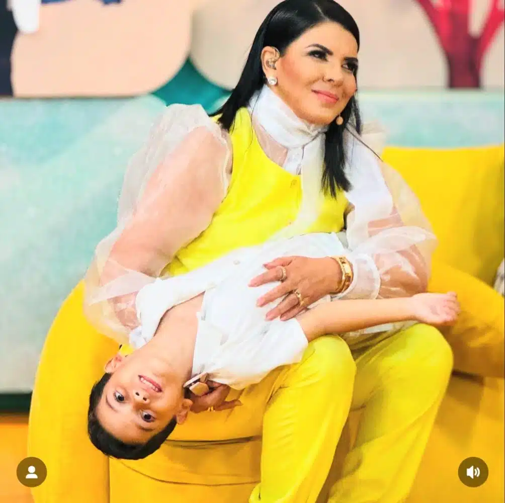 Mara Maravilha com o filho na gravação do programa