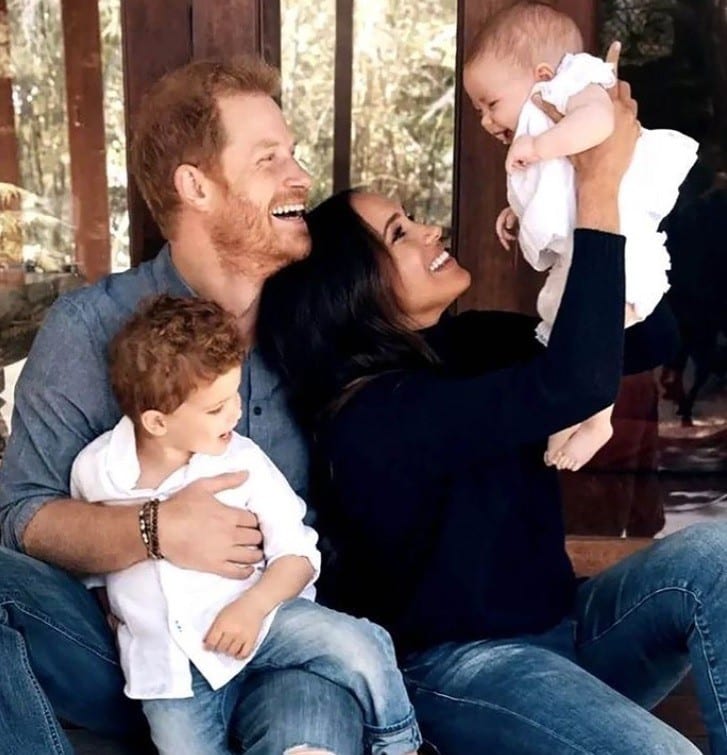 Meghan Markle e príncipe Harry juntos com seus filhos