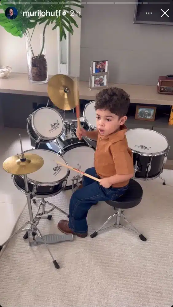 Murilo Huff mostra seu filho com Marília Mendonça tocando bateria 