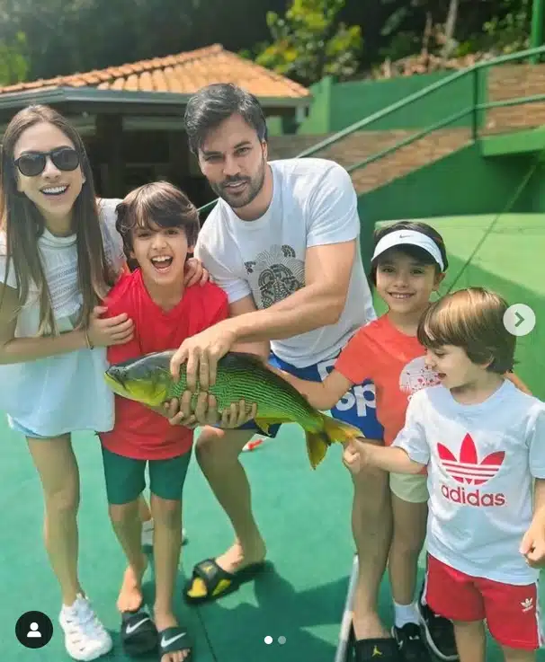 Patrícia Abravanel pescando com seu marido e filhos