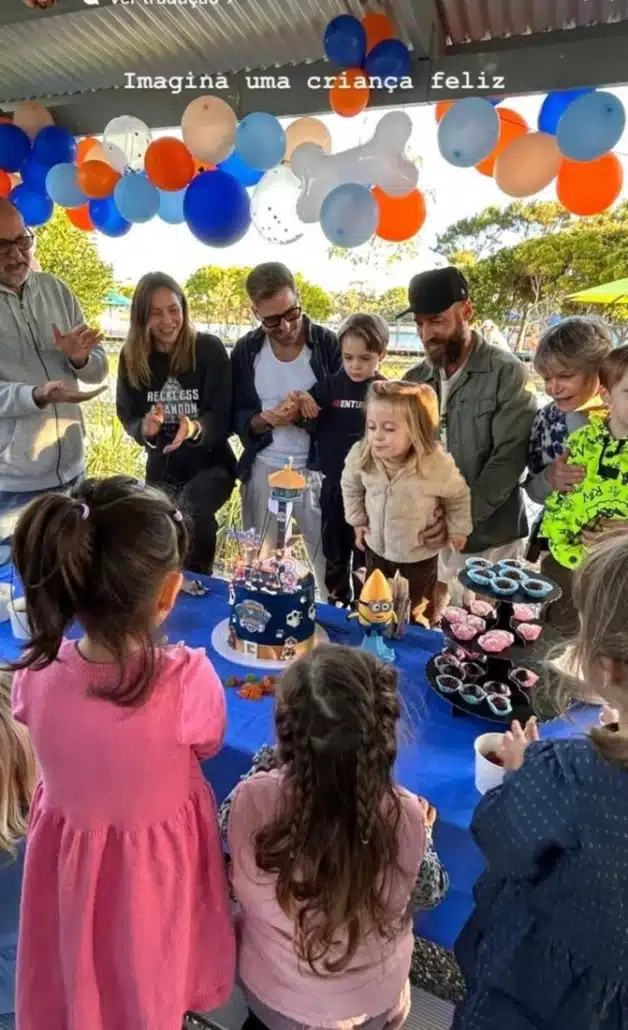 Thales, viúvo de Paulo Gustavo, com os filhos no aniversário do sobrinho